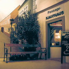 Das Bühnenbild (1990) verlagert die Handlung des Stückes nach Loosdorf (Wachaustraße).