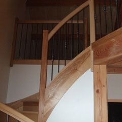 Entreprise MARTY Joël - Aveyron (12) - Escalier 2/4 Tournant avec balustres métal + bague décorative. N°3