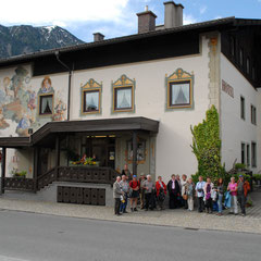 Einen Teil der Gruppe vor dem Hotel. Im Hintergrund das Estergebirge