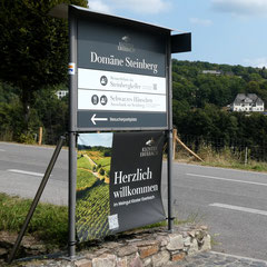 Hier geht es von der "Kloster-Eberbach-Straße" zum Parkplatz