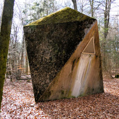 Seltsames Bauwerk im Wald