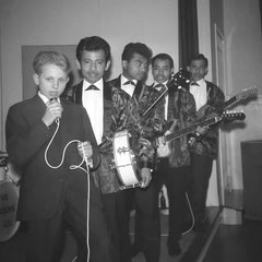 Andy & The Spiders - vlnr: Dries de Vries alias Andy de Groot (zang), Rudy Leiwakabessy (drums), Joop Sahertian (bas/solo), Joop Manusiwa (ritme) en Herman Siahailatua (solo/bas)