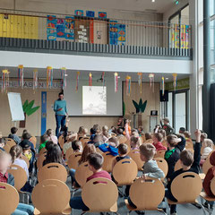Michael Mantel erzählt aus seinem Buch "Unterholz-Ninjas" an der Wildfang-Grundschule in Gronau/Leine. Die Kinder werden immer wieder in die Lesung mit einbezogen, so dass niemandem langweilig wird.