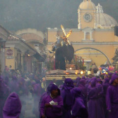 Antigua ist in lila gehuellt, der Leidensweg Jesus wird an den Sonntagen nachempfunden