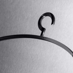 Piktogramm "Garderobe" als Konturschnitt in Edelstahl hinterlegt mit Standard schwarzer Farbkarte