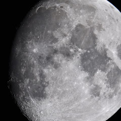 Lune gibbeuse du 5 mai 2009 (Lunaison de 10.7 jours) - Nikon D90 au foyer du C8 non motorisé du Club - Retouches sous Photoshop Elements (Alain)