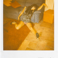 Fotografia Polaroid dal progetto Broken Doll, posa disarticolata ispirata alle bambole di Hans Bellmer, luce naturale e toni caldi, opera di Alessandro Tintori