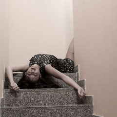 Fotografia artistica del progetto Broken Doll, posa disarticolata ispirata alle bambole di Hans Bellmer, luce naturale e toni desaturati, opera di Alessandro Tintori.