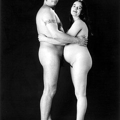 Ritratti bianco e nero fine art di nudo artistico di coppia in gravidanza di Alessandro Tintori