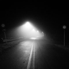 Fotografia notturna in bianco e nero di paesaggio urbano | Alessandro Tintori