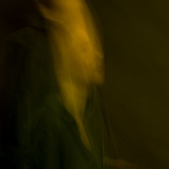 Ritratto fine art di Ginevra, tecnica ICM con tempi lunghi e luce continua, fotografia di Alessandro Tintori