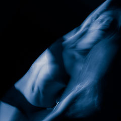 Nudo artistico di Alice nella disciplina della pole dance, illuminazione teatrale in chiaroscuro e studio del movimento, fotografia di Alessandro Tintori.