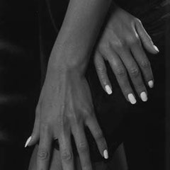 Fotografia di mani adagiate su un corpo femminile, portfolio fine art in bianco e nero di Alessandro Tintori