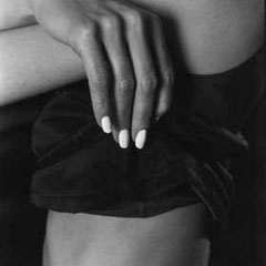 Fotografia di mani adagiate su un corpo femminile, portfolio fine art in bianco e nero di Alessandro Tintori