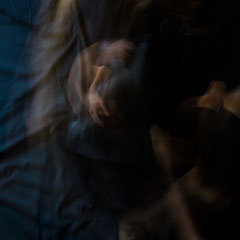 Nudo artistico astratto con Alice Viganò, inquadratura dall'alto con tecnica di lunga esposizione su fondo nero, portfolio Alice 833 di Alessandro Tintori