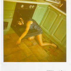 Fotografia Polaroid dal progetto Broken Doll, posa disarticolata ispirata alle bambole di Hans Bellmer, luce naturale e toni caldi, opera di Alessandro Tintori