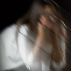 Ritratto alternativo a colori in sala posa di Marta Balletto durante un corso di ritratto