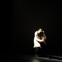 Fotografia Fine Art di danza contemporanea interpretata da Elisabetta Da Rold sulla canzone M'han ciamaa di Enzo Jannacci