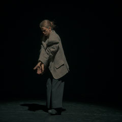 Fotografia Fine Art di danza contemporanea interpretata da Elisabetta Da Rold sulla canzone El me indiriss di Enzo Jannacci