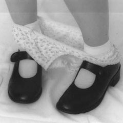 Fotografia ironica di slip abbassati fino ai piedi | Alessandro Tintori