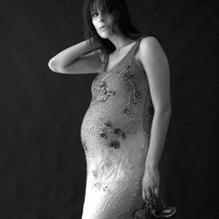 Ritratto di maternità di Raffaella con tecnica mise en abyme: il soggetto tiene una Polaroid di se stessa, fotografia fine art di Alessandro Tintori.