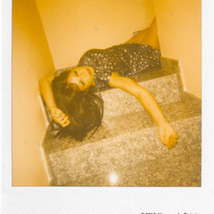 Fotografia Polaroid dal progetto Broken Doll, posa disarticolata ispirata alle bambole di Hans Bellmer, luce naturale e toni caldi, opera di Alessandro Tintori