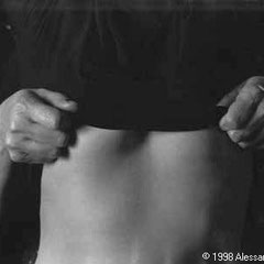 Fotografia di mani adagiate su un corpo femminile, portfolio fine art in bianco e nero di Alessandro Tintori