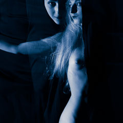 Nudo artistico di Alice nella disciplina della pole dance, illuminazione teatrale in chiaroscuro e studio del movimento, fotografia di Alessandro Tintori.