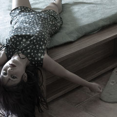 Fotografia artistica del progetto Broken Doll, posa disarticolata ispirata alle bambole di Hans Bellmer, luce naturale e toni desaturati, opera di Alessandro Tintori.