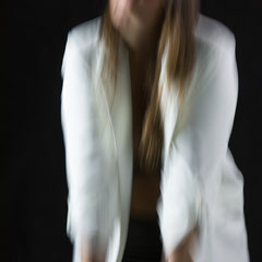 Ritratto alternativo a colori in sala posa di Marta Balletto durante un corso di ritratto