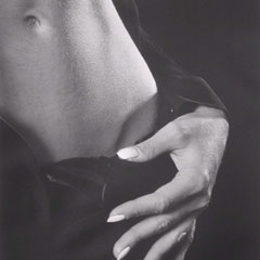 Fotografia di mani adagiate su un corpo femminile, portfolio fine art in bianco e nero di Alessandro Tintori