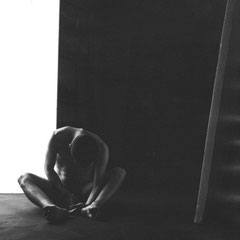 Fotografia fine art in bianco e nero di nudo maschile concettuale di Alessandro Tintori