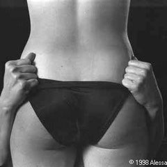 Fotografia di mani adagiate su un corpo femminile, portfolio fine art in bianco e nero di Alessandro Tintori