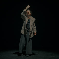 Fotografia Fine Art di danza contemporanea interpretata da Elisabetta Da Rold sulla canzone El me indiriss di Enzo Jannacci