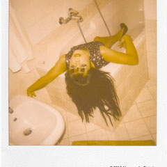 Fotografia Polaroid dal progetto Broken Doll, posa disarticolata ispirata alle bambole di Hans Bellmer, luce naturale e toni caldi, opera di Alessandro Tintori