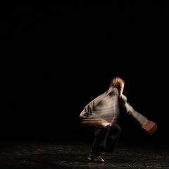 Fotografia Fine Art di danza contemporanea interpretata da Elisabetta Da Rold sulla canzone Ti te se no di Enzo Jannacci