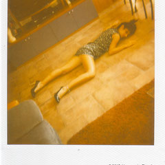 Fotografia Polaroid dal progetto Broken Doll, posa disarticolata ispirata alle bambole di Hans Bellmer, luce naturale e toni caldi, opera di Alessandro Tintori