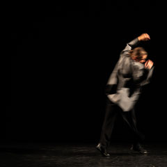 Fotografia Fine Art di danza contemporanea interpretata da Elisabetta Da Rold sulla canzone Ti te se no di Enzo Jannacci