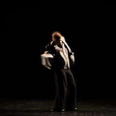 Fotografia Fine Art di danza contemporanea interpretata da Elisabetta Da Rold sulla canzone Ti te se no di Enzo Jannacci