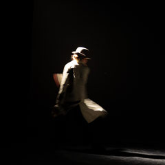 Fotografia Fine Art di danza contemporanea interpretata da Elisabetta Da Rold sulla canzone M'han ciamaa di Enzo Jannacci