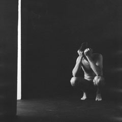 Fotografia fine art in bianco e nero di nudo maschile concettuale di Alessandro Tintori
