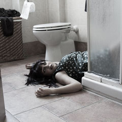 Fotografia artistica del progetto Broken Doll, posa disarticolata ispirata alle bambole di Hans Bellmer, luce naturale e toni desaturati, opera di Alessandro Tintori.