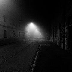 Fotografia notturna in bianco e nero di paesaggio urbano | Alessandro Tintori