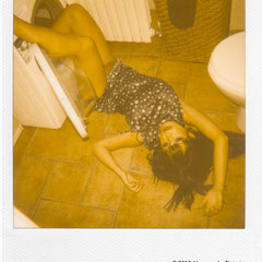 Fotografia Polaroid dal progetto Broken Doll, posa disarticolata ispirata alle bambole di Hans Bellmer, luce naturale e toni caldi, opera di Alessandro Tintori