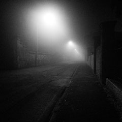 Fotografia notturna in bianco e nero di paesaggio urbano | Alessandro Tintori