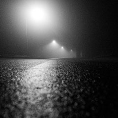 Fotografia notturna in bianco e nero di paesaggio urbano | Alessandro Tintori