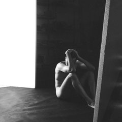 Fotografia fine art in bianco e nero di nudo maschile concettuale di Alessandro Tintori