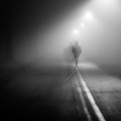 Fotografia notturna in bianco e nero di paesaggio urbano | Alessandro Tintori