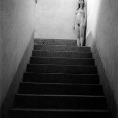 Portfolio fine art di nudo artistico "Il Castello" di Alessandro Tintori: composizione minimalista e rapporto corpo pietra