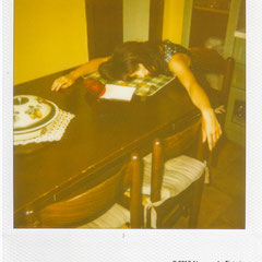 Fotografia Polaroid dal progetto Broken Doll, posa disarticolata ispirata alle bambole di Hans Bellmer, luce naturale e toni caldi, opera di Alessandro Tintori
